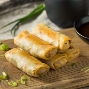 Une feuille de brick fourrée au boeuf et fromages